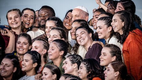 Jugendliche stehen lachend um Papst Franziskus beim Weltjugendtag / © Cristian Gennari/Romano Siciliani (KNA)