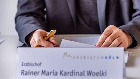 Hände von Kardinal Rainer Maria Woelki, Erzbischof von Köln, am 2. Mai 2022 in Köln. / © Theo Barth (KNA)