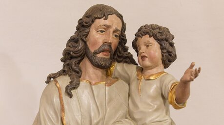 Statue des heiligen Josef mit dem Jesuskind in der Kirche Sankt Laurentius in Bonn / © Harald Oppitz (KNA)