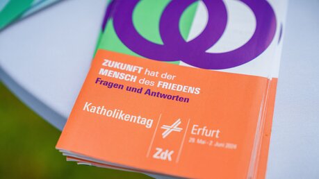 Infobroschüre mit Logo zum Leitwort des Katholikentags 2024 am 23. Mai 2023 in Erfurt. / © Dominik Wolf (KNA)