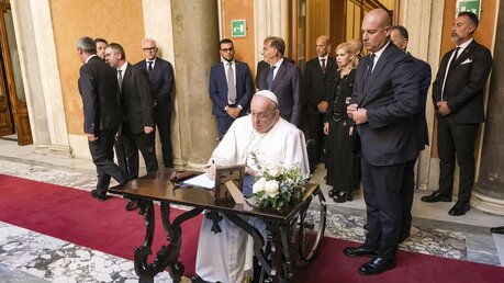Papst Franziskus trägt sich in das Kondolenzbuch für den ehemaligen italienischen Staatspräsidenten Napolitano ein / © Mauro Scrobogna (dpa)