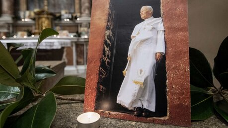 Bild des heiligen Papst Johannes Paul II. / © Cristian Gennari/Romano Siciliani (KNA)