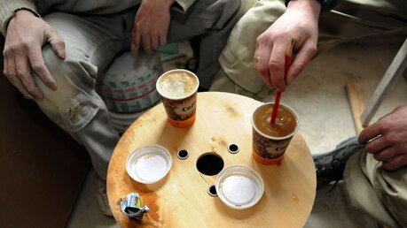 Bauarbeiter rühren mit einem Bleistift in ihrem Kaffee (KNA)