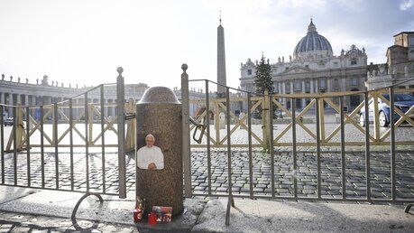 Kerzen vor dem Petersplatz zum Tod von Papst Benedikt XVI. / ©  Cristian Gennari (KNA)