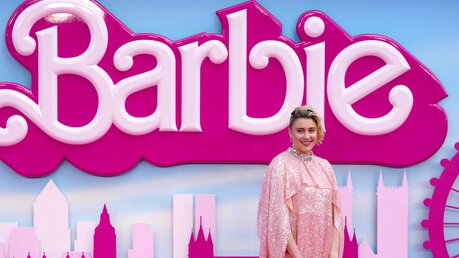 Greta Gerwig, Drehbuchautorin, Regisseurin und Produzentin des Films "Barbie", bei der Ankunft zur Premiere in London am 13.07.2023. / © Scott Garfitt/Invision/AP (dpa)