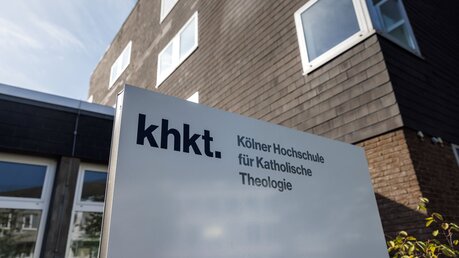 Eingangsbereich der Kölner Hochschule für Katholische Theologie  / © Cornelis Gollhardt (KNA)