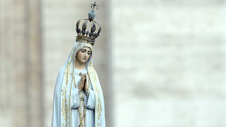 Die Originalstatue der Madonna von Fatima während eines Rosenkranzgebets mit Papst Franziskus am 12. Oktober 2013 auf dem Petersplatz. / © Cristian Gennari (KNA)