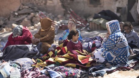Marokko, Marrakesch: Familien sitzen vor ihren zerstörten Häusern. Ein schweres Erdbeben hat Marokko erschüttert und Hunderte Todesopfer gefordert. / © Mosa'ab Elshamy/AP (dpa)