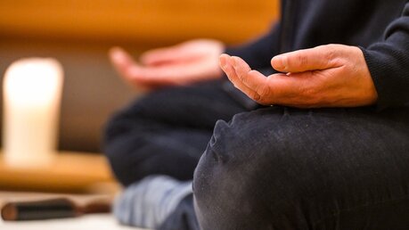 Hände in Gebetshaltung bei einem kontemplativen Gebet / © Harald Oppitz (KNA)