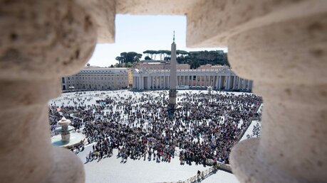 Menschen stehen auf dem Petersplatz bei dem Gebet "Regina Coeli" / © Vatican Media (KNA)
