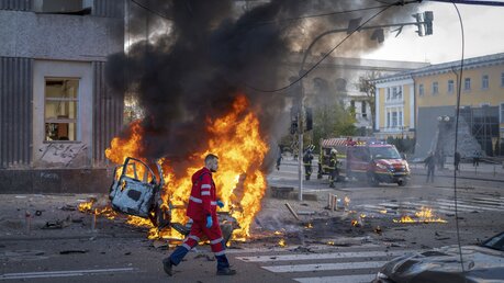 Rettungskräfte nach einem russsischen Angriff in der ukrainischen Hauptstadt Kiew / © Roman Hrytsyna (dpa)