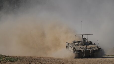 Ein Fahrzeug der israelischen Armee ist in der Nähe der Grenze zum Gazastreifen im Süden Israels zu sehen. / © Tsafrir Abayov/AP (dpa)
