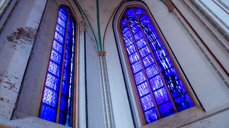 Die ersten beiden von Objektkünstler Uecker großen Glasfenster im Schweriner Dom / © Jens Büttner (dpa)