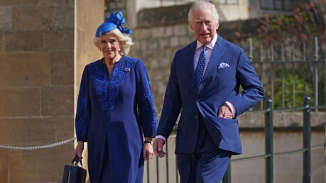 König Charles III. und Königsgemahlin Camilla, kommen an der St. George's Chapel auf Schloss Windsor an. / © Yui Mok/PA Wire (dpa)