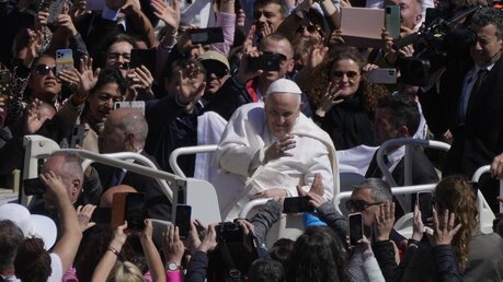 Papst Franziskus segnet die Gläubigen aus seinem Papamobil auf dem Petersplatz am Ende der Ostermesse. / © Gregorio Borgia/AP (dpa)