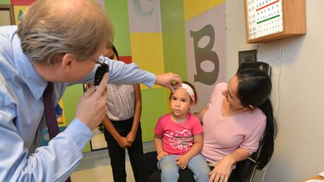 Dr. Duerksen bei einer Augenuntersuchung in Paraguay / © Foto Backofen Mhm (CBM)