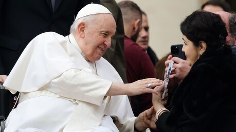 Papst Franziskus während seiner Generalaudienz auf dem Petersplatz / © Evandro Inetti (dpa)