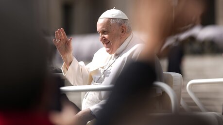 Papst Franziskus winkt den Gläubigen am Ende seiner wöchentlichen Generalaudienz auf dem Petersplatz / © Andrew Medichini (dpa)