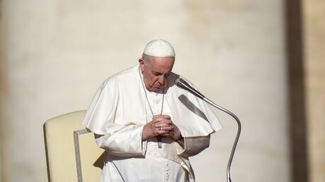 Papst Franziskus betet wähernd seiner wöchentlichen Generalaudienz auf dem Petersplatz im Vatikan / © Alessandra Tarantino/AP (dpa)