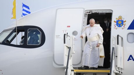 Papst Franziskus steigt aus dem Flugzeug / ©  Vatican Media/Romano Siciliani (KNA)