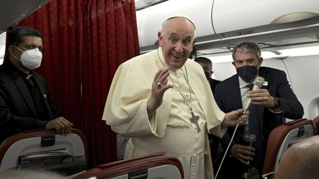 Papst Franziskus auf dem Rückflug / © Ciro Fusco (dpa)