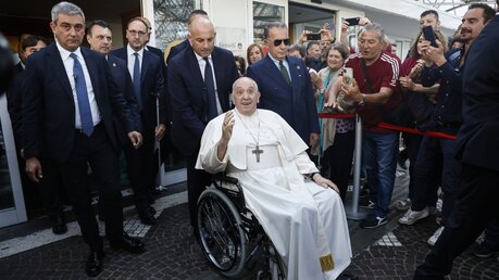 Papst Franziskus verlässt das Krankenhaus nach seiner Operation / © Cecilia Fabiano (dpa)