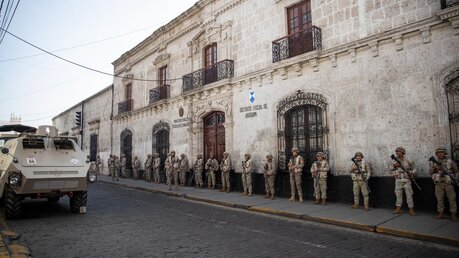  Peru, Arequipa: Öffentliche Einrichtungen werden vom Militär bewacht / © Denis Mayhua (dpa)