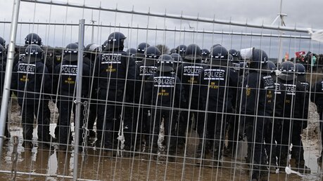 Polizisten während der Räumung in Lützerath / © Roberto Pfeil (dpa)