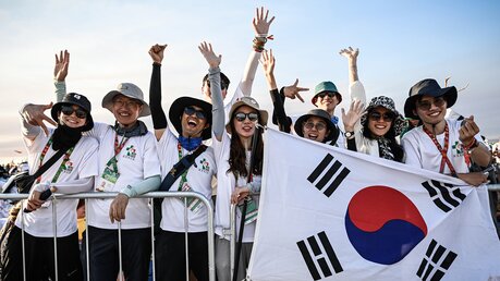 Jubelnde Pilger mit einer Flagge von Südkorea vor der Vigil während des Weltjugendtags / © Julia Steinbrecht (KNA)