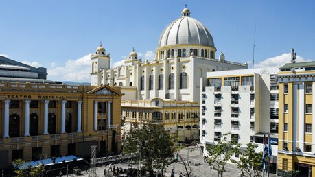 Die Altstadt von San Salvador mit dem Nationaltheater und der Kathedrale / © Joachim Heinz (KNA)