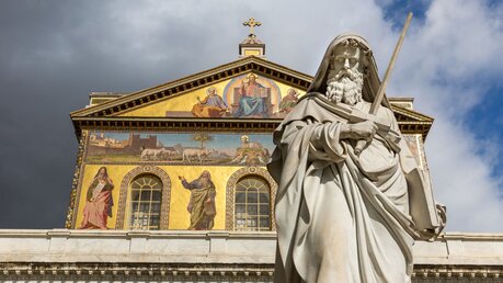 Sankt Paul vor den Mauern in Rom vor bewölktem Himmel / © NICOLA MESSANA PHOTOS (shutterstock)