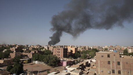 Luftangriffe und Artilleriefeuer dauern im sudanesischen Khartum weiter an. / © Marwan Ali (dpa)