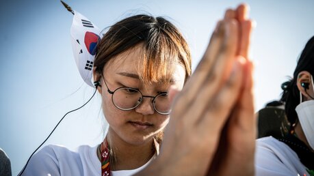 Junge Pilgerin aus Südkorea im Gebet während der Abschlussmesse des Weltjugendtags 2023 / © Cristian Gennari/Romano Siciliani (KNA)