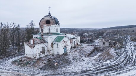 Zerstörte Kirche in der Ukraine / © Evgeniy Maloletka (dpa)