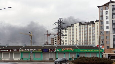 Rauch steigt hinter Wohngebäuden in Iwano-Frankiwsk in der Westukraine auf / © ukrin (dpa)