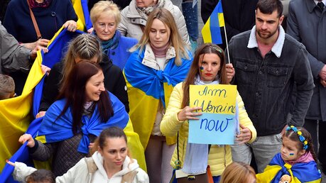 Mit ukrainischen Flaggen behängte Demonstranten in Krakau während eines Demonstrationszug aus Solidarität mit der Ukraine. / © Alex Bona/SOPA Images via ZUMA Press Wire (dpa)