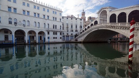 Die Rialtobrücke spiegelt sich im Canal Grande / ©  Anteo Marinoni (dpa)