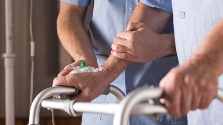 Pfleger hilft einem Kranken / © Ground Picture (shutterstock)