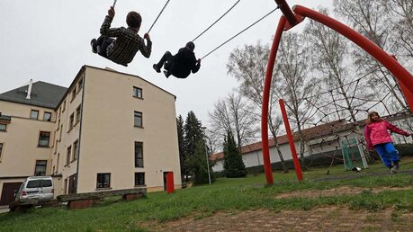 Schaukelnde Kinder der Don-Bosco-Wohngruppen Start ins Leben in Chemnitz (Bonifatiuswerk)