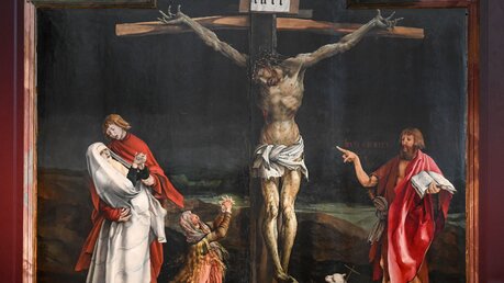 Bildtafel Kreuzigung Jesu des Isenheimer Altars am 16. Oktober 2022 im Museum Unterlinden in Colmar (Frankreich). Rechts: Johannes der Täufer. / © Harald Oppitz (KNA)