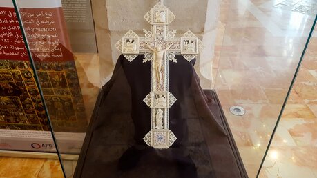 Perlenkreuz in der Ausstellung im Sankt-Salvator-Kloster in Jerusalem (Israel) / © Johannes Schidelko (KNA)