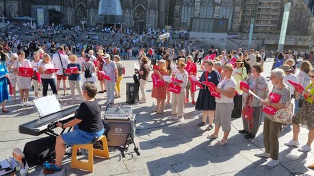 Flashmob der Katholischen Frauengemeinschaft Deutschlands vorm Kölner Dom   / © Johannes Schröer (DR)