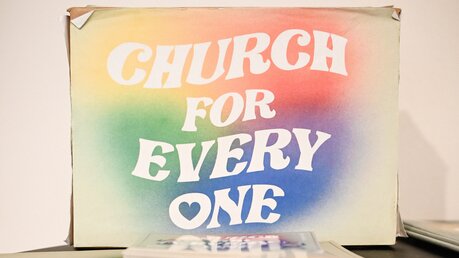 Ein Blatt Papier mit der Aufschrift Church for every one (dt. Kirche für alle) im deutschen Pilgerzentrum in Lissabon  / © Julia Steinbrecht (KNA)