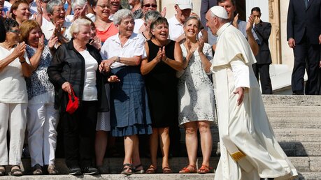 Papst Franziskus begrüßt Frauen im Vatikan / © Paul Haring (KNA)