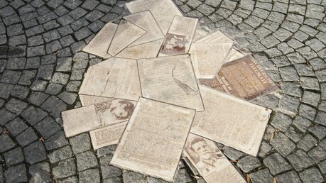 Denkmal in Form von Flugblättern der Weißen Rose und des Briefes von Willi Graf in München (KNA)