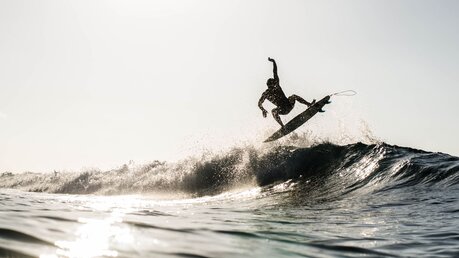 Surfer / © James Parascandola (shutterstock)
