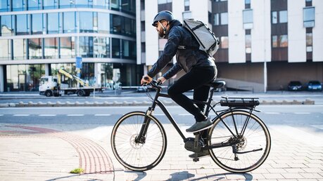 Fahrradfahrer in der Stadt / © Ground Picture (shutterstock)