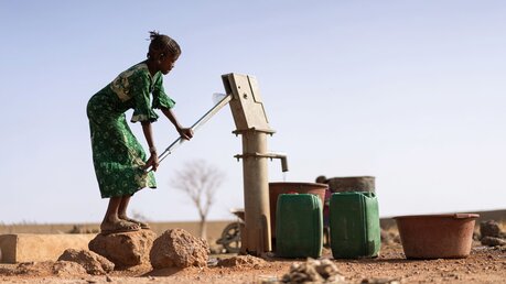 Mädchen an einem Brunnen / © Riccardo Mayer (shutterstock)