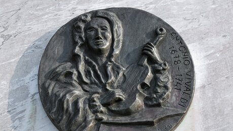 Bronze Relief von Antonio Vivaldi am Vivaldidenkmal in Wien / © Mikhail Markovskiy (shutterstock)