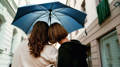 Ein Paar unter einem Regenschirm / © Sebastiana Raw (shutterstock)